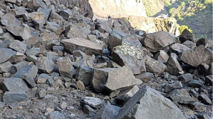  İsmayıllı-Lahıc yolu qaya parçalarından təmizləndi, hərəkət təmin olundu  - FOTO