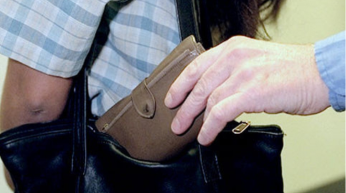 Qadının çantasından pul kisəsini oğurlamaqda şübhəli bilinən şəxs yaxalanıb