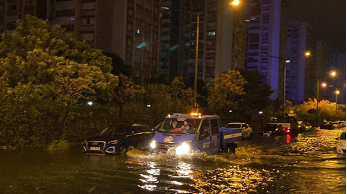 Türkiyədə FIRTINA:  İzmir su altında qaldı  - FOTO