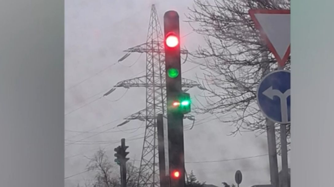 Həm qırmızı yanır, həm yaşıl - Yolu keçək, ya yox?..  - VİDEO