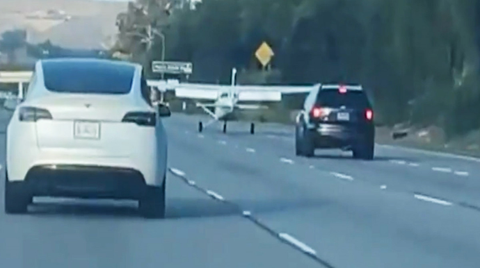 ABŞ-da təyyarə magistral yola təcili eniş edib