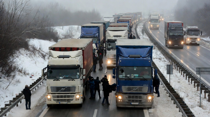 TIR sürücüləri Avropa İttifaqına aparan yolları bağlayıblar 