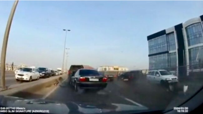 Bakıda film kimi  zəncirvari qəza: “BMW” eyni anda 3 avtomobili qəzaya saldı  - ANBAAN VİDEO