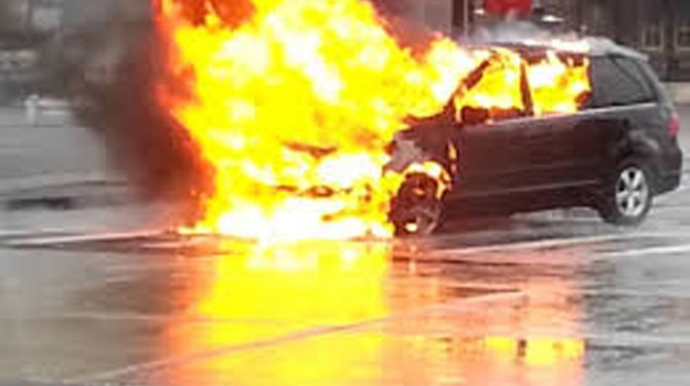 Sumqayıtda minik avtomobili yanıb