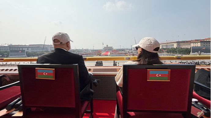 Prezidentlə xanımının paraddan maraqlı anları - FOTO - VİDEO