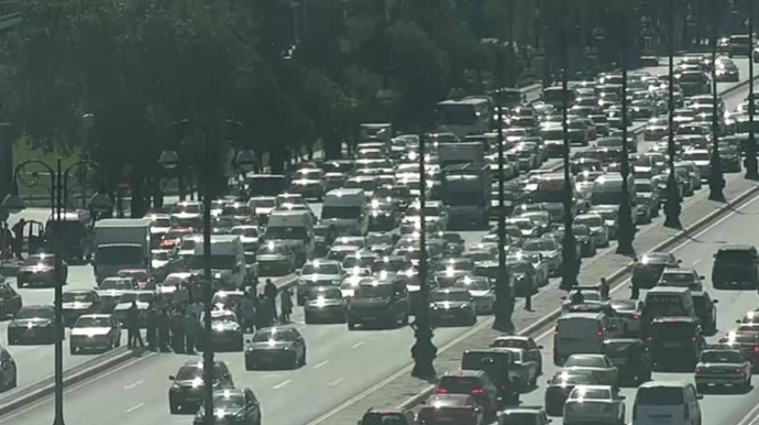 Bakıda Milli Gimnastika Arenasının qarşısında yol qəzası baş verib - FOTO