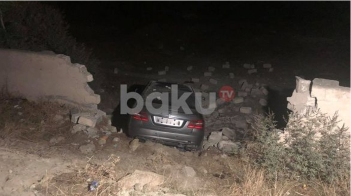 Bakıda avtomobil idarəetmədən çıxaraq aşıb  - FOTO - VİDEO