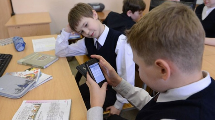 Məktəblərdə mobil telefondan istifadə qadağan olundu 