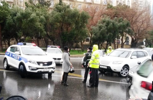 Yol Polisi Bakıda sürücülərlə piyadaları niyə üz-üzə qoyur?