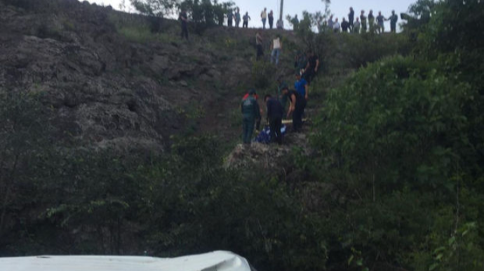 Ermənistanda avtomobil dərəyə yuvarlandı, hərbçilər öldülər - FOTO 