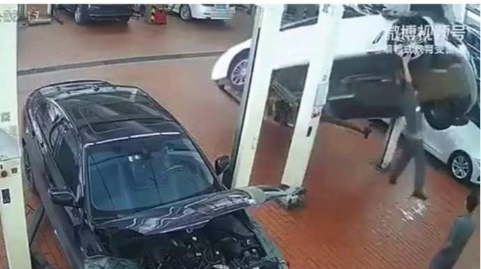 Avtotəmir sexində qəza baş verdi, işçi avtomobilin altında qaldı  - VİDEO