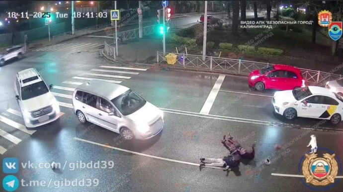 “Volkswagen" keçidinddən keçən iki piyadanı və iti vurdu - VİDEO 