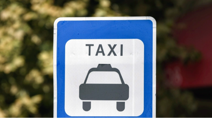 Отстраненный от футбола азербайджанский судья стал таксистом - ФОТО