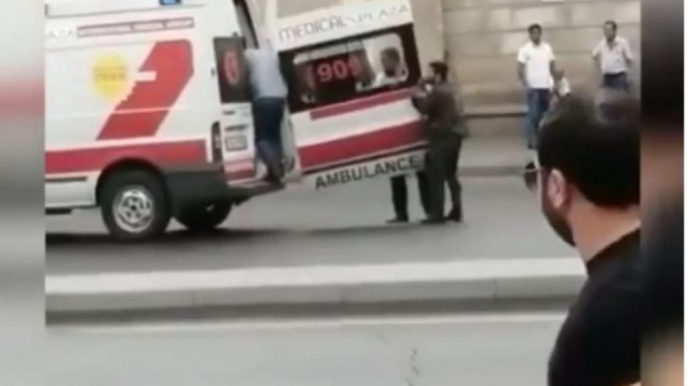 Bakıda qapısız təcili yardım maşını - VİDEO