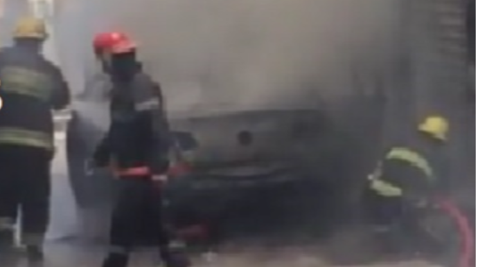 Bakıda maşın yandı - Sürücü xəsarət aldı  - VİDEO
