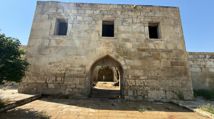 Tarixi karvansaranın üzərindəki yazıları qum-sementlə örtüblər - FOTOLAR 