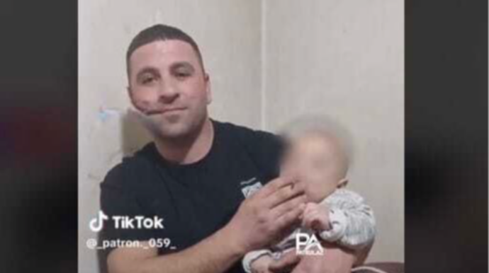 Canlı yayımda bir yaşlı uşağa siqaret çəkdirən ata saxlanılıb   - FOTO