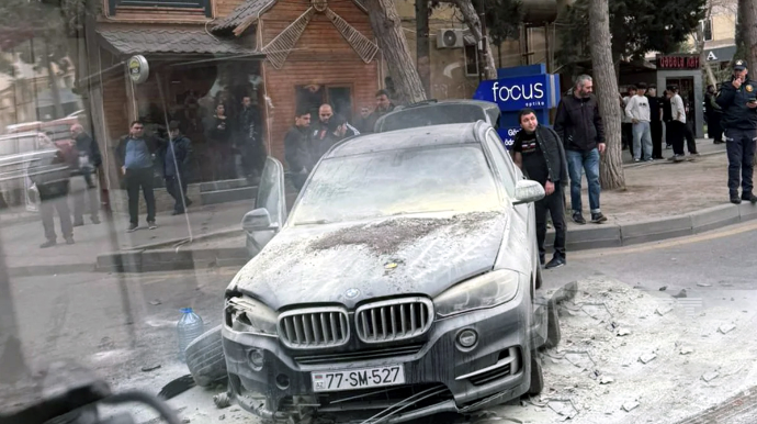 Bakıda “BMW” "Audi" ilə toqquşdu; avtomobillərdən biri yandı - FOTO