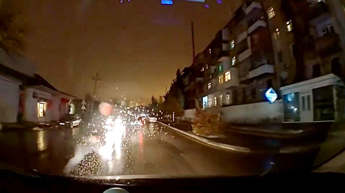 Qaranlıqda avtomobilin önünə qəfil çıxan piyada qəzadan son anda xilas oldu   - ANBAAN VİDEO