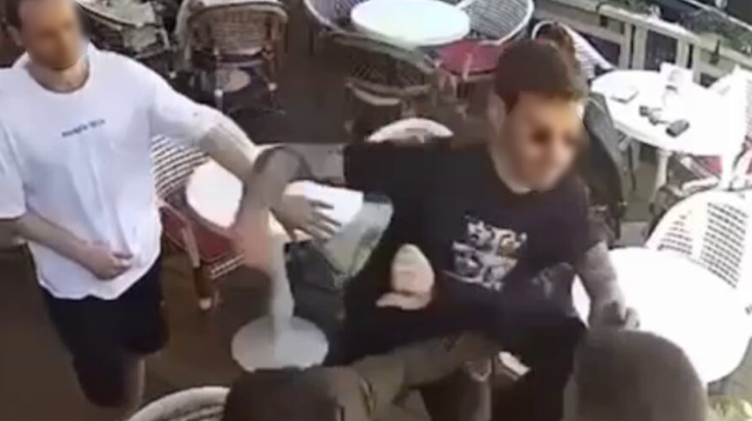 Kafedə dalaşanları ayırmaq istədi - Həyatından oldu...