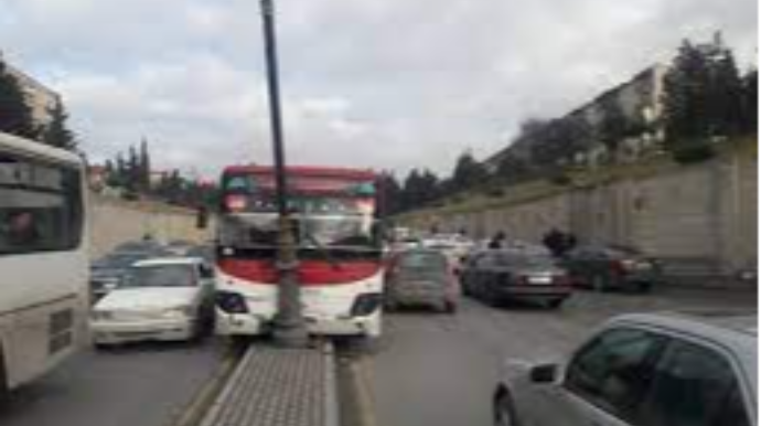 Abşeronda sərnişin avtobusu işıq dirəyinə çırpıldı