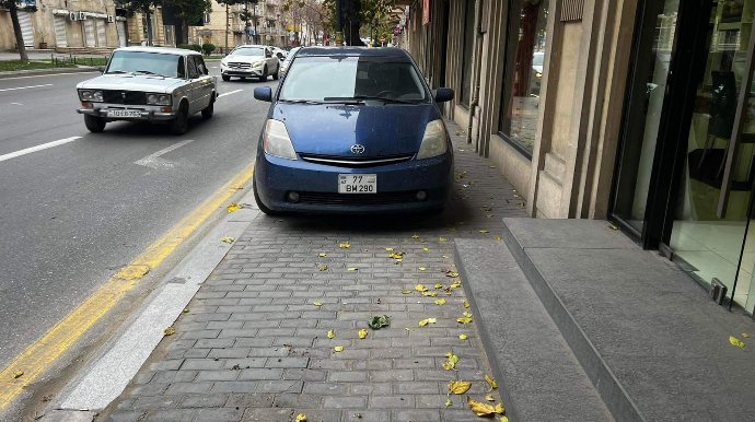 "Prius" sürücüsü səkidə maşını park edib getdi  - FOTO