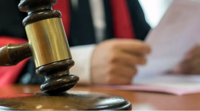 İş saatı dəyişdirilən işçi 30 min manat təzminat aldı