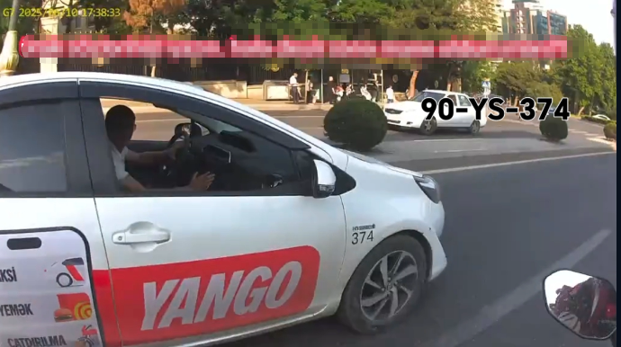 Taksi sürücüsü motosikleti sıxışdırıb qorxulu anlar yaşatdı - VİDEO