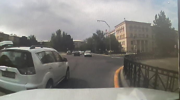 Bakıda xanım sürücü təhlükə yaratdı:  sol zolaqdan...  - VİDEO