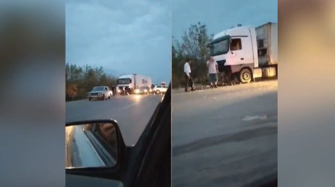 Şəmkirdə yük maşını “Niva” ilə toqquşdu: Xəsarət alanlar var   - VİDEO