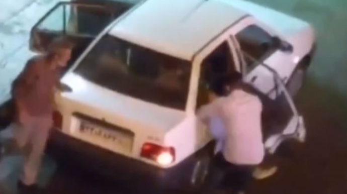 İranda sürücü hicabsız sərnişinə hücum etdi   - VİDEO