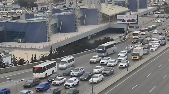 На каких улицах Баку 27 февраля наблюдаются транспортные заторы?