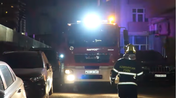 Xaotik park edilən maşınlara görə yanğınsöndürənlər hadisə yerinə çata bilmədi - VİDEO  