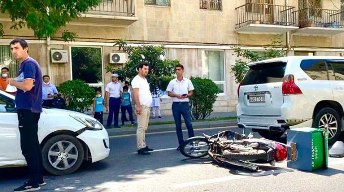Bakıda məşhur restoranın motosikleti qəzaya uğradı - FOTO