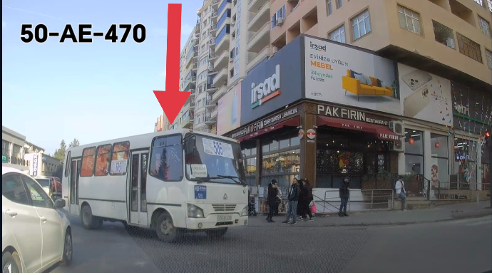 Yolayrıcını düzgün keçə bilməyən avtobus sürücüsü əks yola çıxıb maneə yaratdı - VİDEO