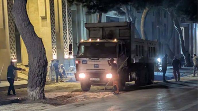 В Баку заасфальтировали лунки деревьев ради парковки: виновные наказаны - ФОТО