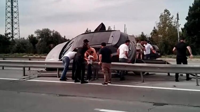 “Hyundai” dəmir maneəyə çırpılıb aşdı, sürücü maşından güclə çıxarıldı - VİDEO