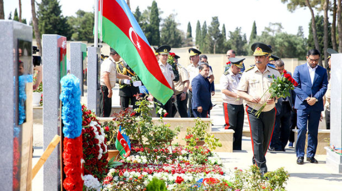 Müdafiə Nazirliyinin rəhbərliyi İkinci Şəhidlər xiyabanını ziyarət edib - FOTO 