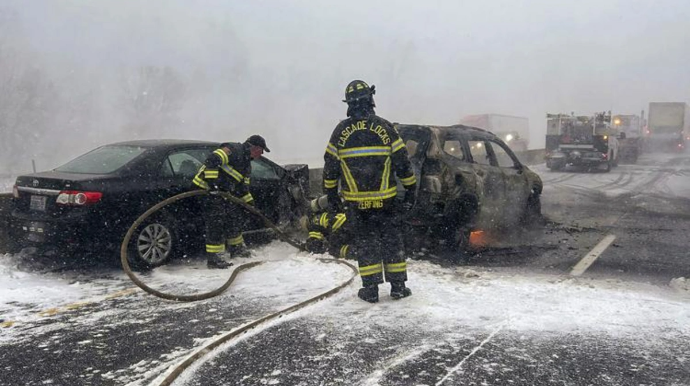 Onlarla maşın toqquşdu: Avtomobillərində qalan insanlar kömək gözləyirlər - VİDEO