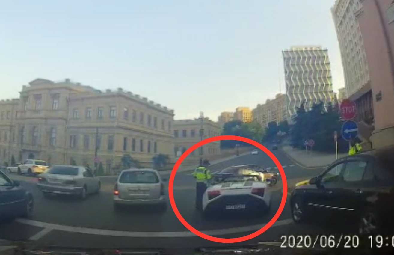 Yol polisi Bakıda yarım milyonluq "Lamborghini"ni saxladı - VİDEO