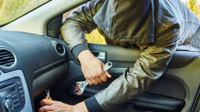 Sumqayıtda "Mercedes"-dən 1800 manat oğurlanıb