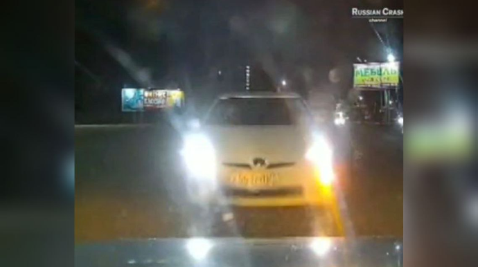 Sükan arxasında yatan taksi sürücüsü ağır qəza törətdi  - VİDEO