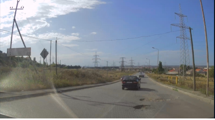В Баку на недавно отремонтированной Госагентством дороге вновь появились выбоины — ВОДИТЕЛИ ЖАЛУЮТСЯ — ВИДЕО 