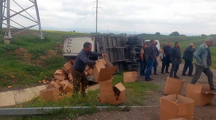 В Агстафинском районе столкнулись два грузовика, один опрокинулся -  ФОТО 