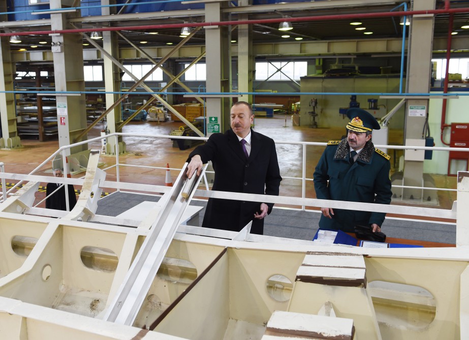 Prezident “Tufan” gəmisi və yeni xüsusi texnikalarla tanış olub