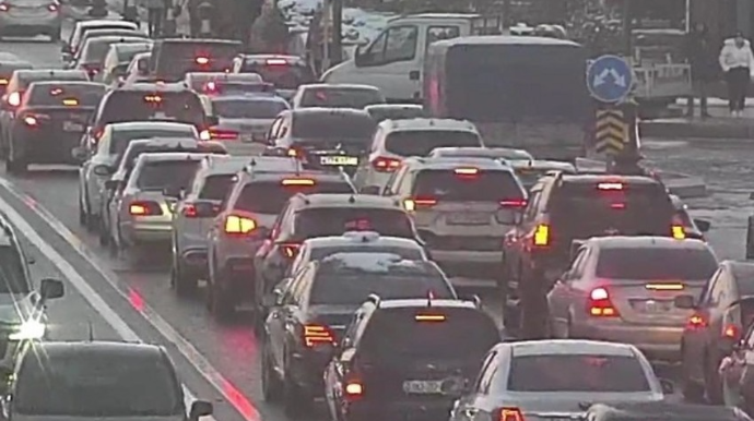 Hava şəraiti ilə əlaqədar Bakının bir sıra yollarında tıxac yaranıb  - FOTO