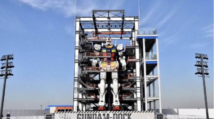 18 metrlik nəhəng robot ictimaiyyətə təqdim edildi