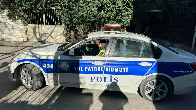 Yol polisi tibbi yardıma ehtiyacı olan xanımı evinə çatdırdı - VİDEO - FOTO