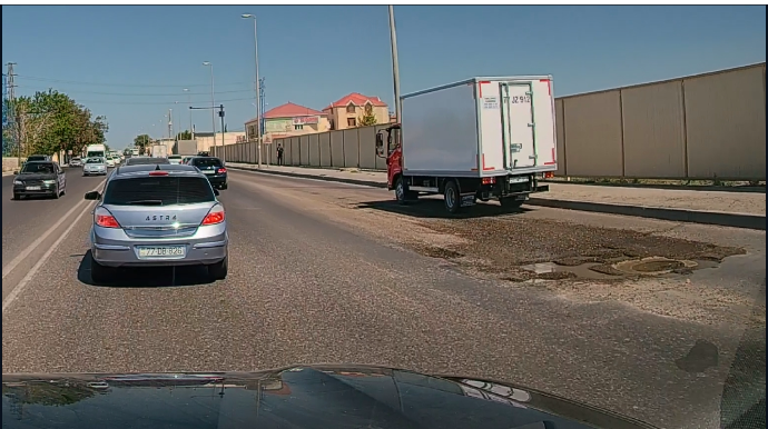 Zabratda yol dağılıb, düzəldən yoxdur: Avtomobillərə ziyan dəyir - VİDEO