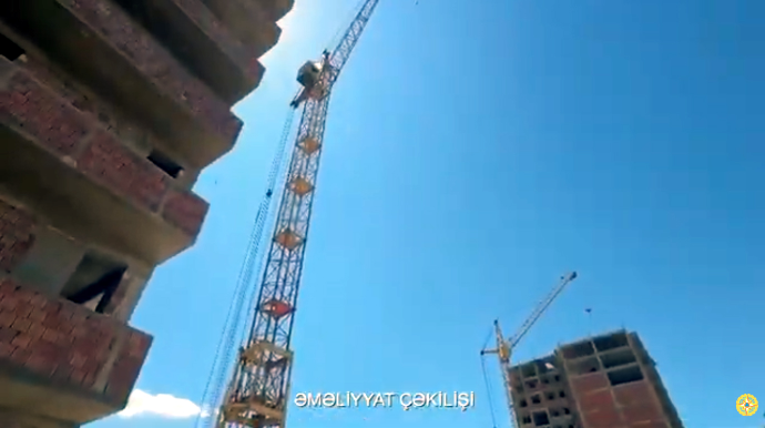 Binəqədidə kranda köməksiz qalan şəxs xilas edilib - VİDEO 